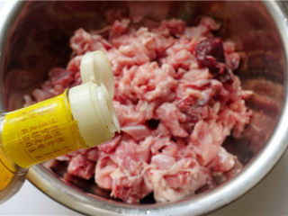 2、冷吃兔,将兔肉改刀成小丁，倒少许料酒用手揉匀。