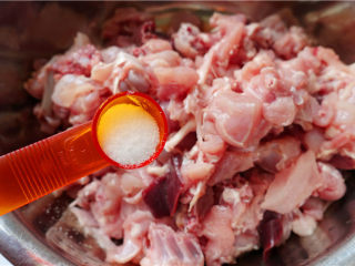 3、冷吃兔,再加1小匙盐。继续用手拌揉均匀，腌渍十分钟；