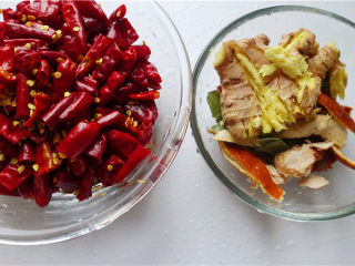 4、冷吃兔,辣椒剪段；生姜拍散；三萘切碎。