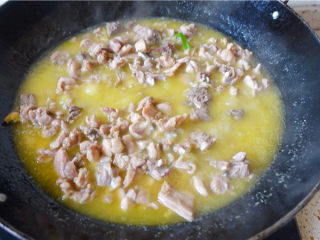 6、冷吃兔,一直翻炒，炒至兔肉水分烧干，以锅里油变清澈为准。