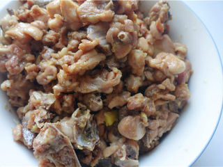 7、冷吃兔,捞起控油，将多余的油盛出，留少量底油在锅底。