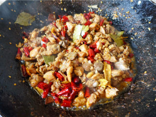 9、冷吃兔,.下炸好的兔肉改中小火继续翻炒均匀，因为事先用料酒和盐码了底味，所以只加少许酱油、糖调味上色即可，切不可过量用盐哈！