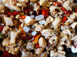 11、冷吃兔,加入少许冰糖。翻炒均匀。