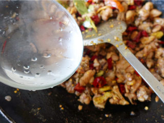 12、冷吃兔,加1小碗水用大火略焖，使兔肉更进一步软化入味。