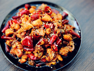 14、冷吃兔,冷吃兔是自贡非常著名的菜，制作的时候最关键的就是把握火候，兔肉的水分应该不宜太多也不能太干了甚至是炒糊了。大家在做的时候可以根据自己的口味加如少许橘子皮，会有很好的效果。少量的芝麻也是个不错的选择。