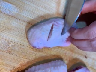1、奥尔良炸鸡翅,鸡翅洗净改刀