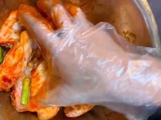 3、奥尔良炸鸡翅,抓拌均匀腌制十五分钟