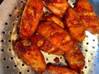 5、奥尔良炸鸡翅,炸至金黄捞出控油