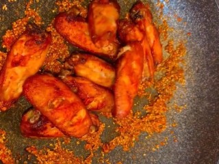 7、奥尔良炸鸡翅,放入炸好的鸡翅翻拌均匀