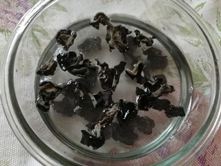 1、白菜炒木耳,干木耳一把，温水泡发。