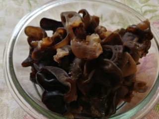 2、白菜炒木耳,清水加少许小苏打冲洗干净。