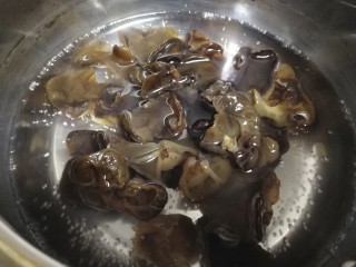 3、白菜炒木耳,开水里焯水3分钟。