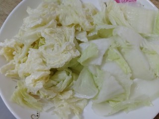 5、白菜炒木耳,菜叶撕成小块，菜帮切小块。
