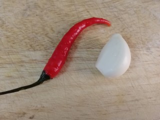 6、白菜炒木耳,一个小米辣，一瓣蒜。