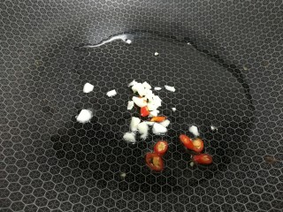 8、白菜炒木耳,热锅凉油，放入一半的小米辣和蒜末，文火炒香。