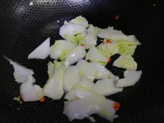 9、白菜炒木耳,放入白菜帮，文火翻炒均匀。