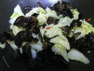 11、白菜炒木耳,放入焯好的木耳，文火翻炒均匀。