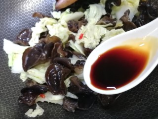 12、白菜炒木耳,加半汤匙生抽提鲜，文火翻炒均匀。