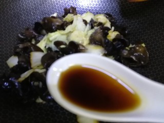 14、白菜炒木耳,烹一勺香醋增香，文火翻炒均匀。
