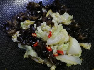 15、白菜炒木耳,放入剩下的小米辣和蒜末，炒匀即可。