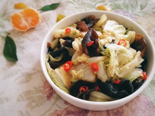 16、白菜炒木耳,盛盘。味道鲜香、口感脆爽。