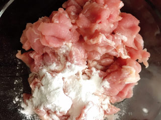 5、青椒肉片,放入生粉