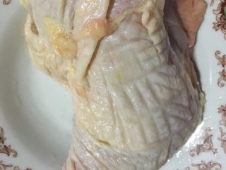 1、椒麻鸡,备好鸡腿，最好在鸡腿背面剪开，好煮熟