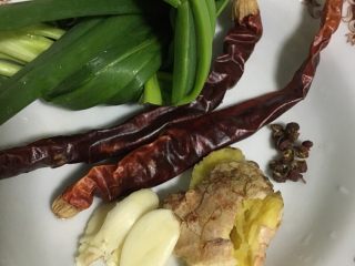 2、椒麻鸡,备好以上材料