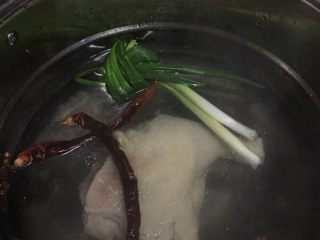 3、椒麻鸡,水烧开，把图2的料和鸡腿一起加进去煮