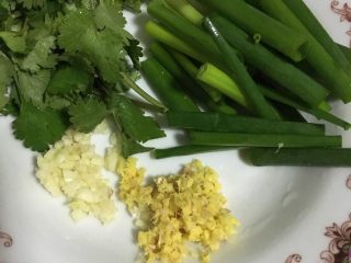 4、椒麻鸡,葱，和香菜切断，姜，蒜切碎