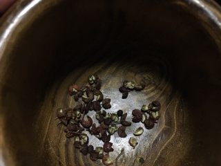 7、椒麻鸡,倒入捣蒜器中