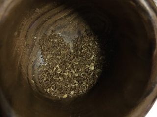 8、椒麻鸡,把花椒弄成末