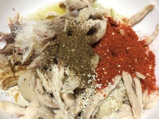 11、椒麻鸡,加入捣好的花椒面，辣椒粉，糖，生抽，一点鸡精，盐，味精，香油