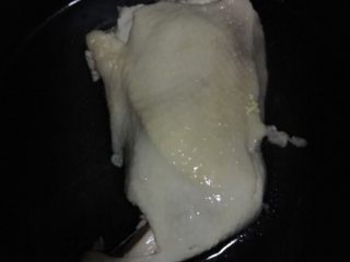 9、椒麻鸡,鸡腿熟透了再捞出来，放入冷水中浸泡下，沥干