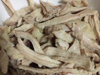 10、椒麻鸡,然后把鸡腿撕成粗条