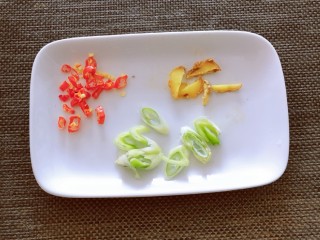 2、清炒山药木耳,葱姜切片 红尖椒切圈