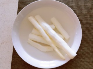 3、清炒山药木耳,山药去皮