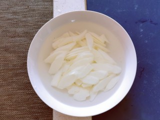 5、清炒山药木耳,放入白醋水里浸泡 以防氧化