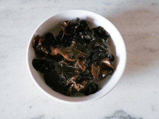 6、清炒山药木耳,干木耳用清水浸泡后撕成小朵