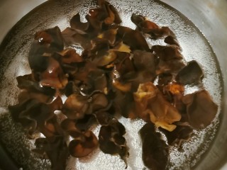 7、清炒山药木耳,用开水汆烫木耳
