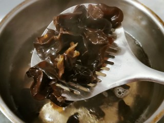 8、清炒山药木耳,捞出备用