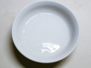 9、清炒山药木耳,淀粉加入3汤匙清水 搅拌均匀形成水淀粉