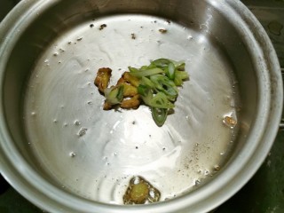 10、清炒山药木耳,起油锅 放入姜和葱 炒出香味