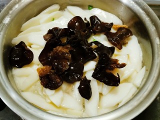 12、清炒山药木耳,山药炒变色 放入木耳 继续翻炒