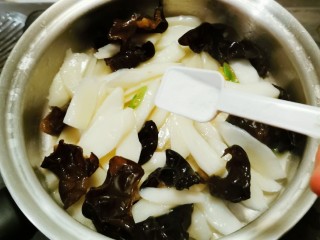 13、清炒山药木耳,放入盐