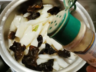 14、清炒山药木耳,放入胡椒粉 翻炒均匀