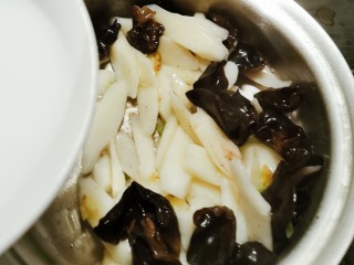 15、清炒山药木耳,炒熟后倒入水淀粉 翻炒至汤汁浓稠明亮