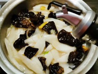 16、清炒山药木耳,淋上半汤匙芝麻油