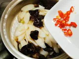 17、清炒山药木耳,倒入红尖椒 关火