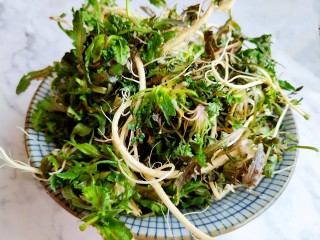 1、荠菜鸡蛋汤,放热水中焯水，焯到变软即可捞出拔凉控水。